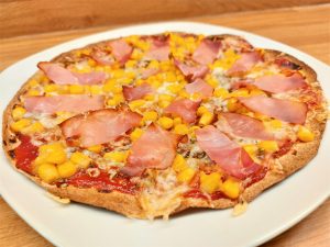 Tortilla pizza készítése diétás tortilla lapból