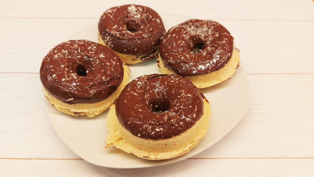 Protein donut avagy farsangi fánk olaj nélkül, mikróban készítve zabpehelylisztből, és fehérjeporból cukormentesen.
