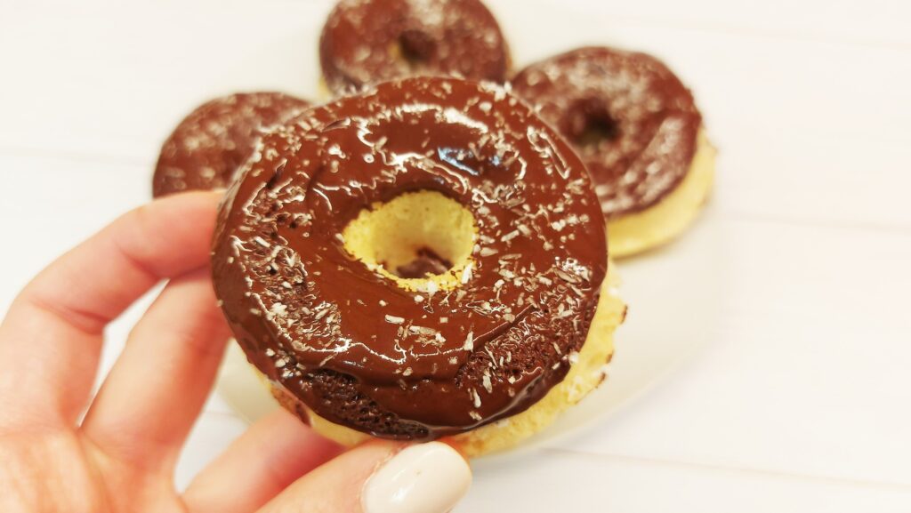 Protein donut avagy farsangi fánk olaj nélkül, mikróban készítve zabpehelylisztből, és fehérjeporból cukormentesen.