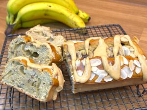 Cukormentes, diétás, proteines zablisztes banánkenyér fehérjeporral és mogyoróvaj porból készült mázzal
